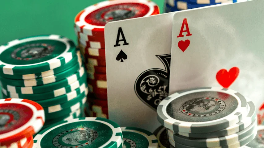 Meja kartu dan panel pilihan ruang pada kasino mobile MARINA77